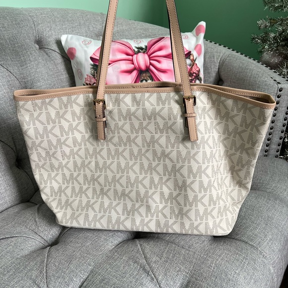Michael Kors Logo Tote - Picture 6 of 15